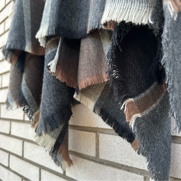 Codello Plaid Fringe Ruana Wrap Neutral Brown Black Gray Tan Cozy Fall Layer OS - Picture 8 of 9